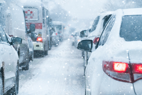 Fototapeta Naklejka Na Ścianę i Meble -  Traffic jam on a city street in winter