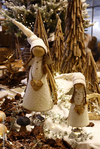 Décoration de noël représentant des lutins féminins habillées de blanc dans une forêt enneigée 