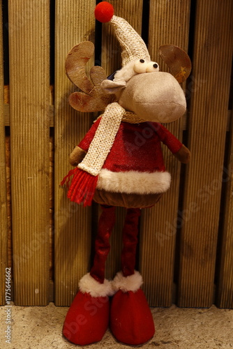 Peluche en forme de rêne au couleur de noël portant un costume rouge et blanc