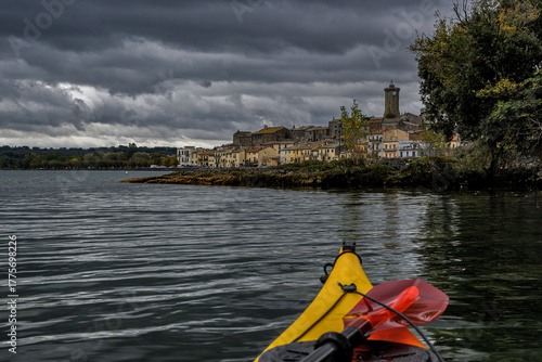 Marta in kayak con nuvoloni