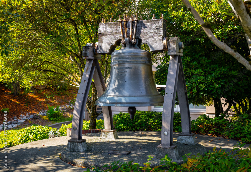 Obraz premium Washington State's Liberty Bell Replica in Tacoma's Federal Courthouse Plaza.