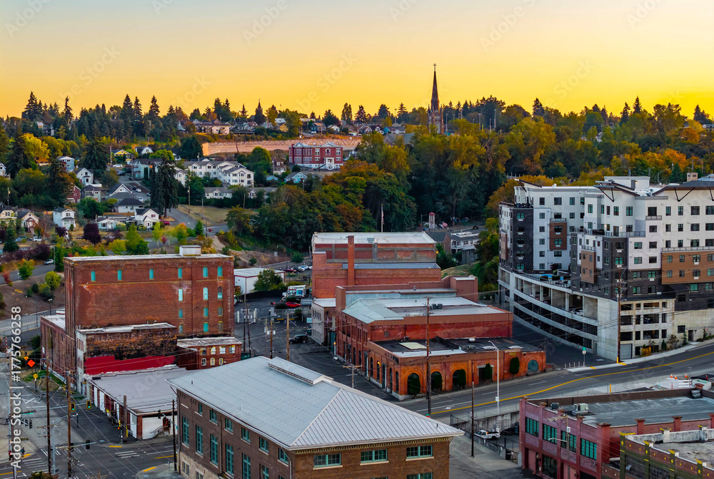 Obraz premium Aerial Sunset View of Tacoma's Downtown Buildings and Streets