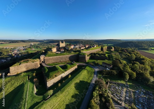 les remparts de la citadelle de Montmédy dans la Meuse, en Lorraine. vue aérienne panoramique en fin de journée avec un ciel bleu et des reflets dorés sur les pierres de la muraille.