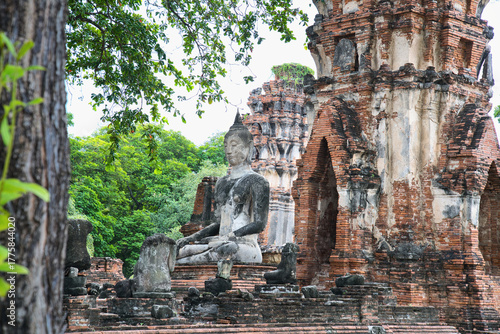 Tableau sur toile Ancient Buddha statue, pagoda, and temple at Ayuthaya province, Thailand