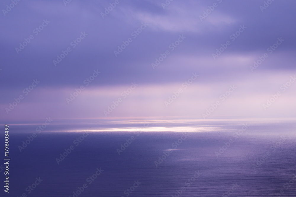 Fototapeta premium 海に降り注ぐ美しい光
