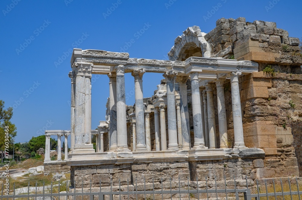 Obraz premium Türkiye, Side, August 25, 2025 ruins of the ancient city of Side in Turkey, monumental ruins, probably partly belonging to a nymphaeum or theater, with characteristic columns