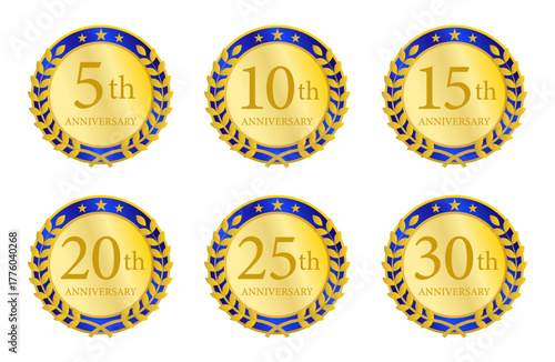 金と青のリースで囲まれた周年記念メダルバッジセット（5周年から30周年までの節目を祝うデザイン）