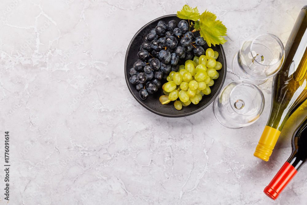 Fototapeta premium Wine bottles and fresh grapes