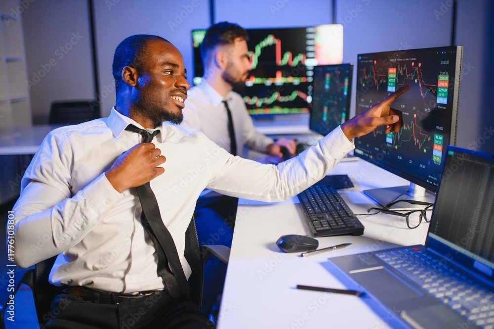 Fototapeta premium Financial Analyst Talking to Investment Banker in the Evening at Work.