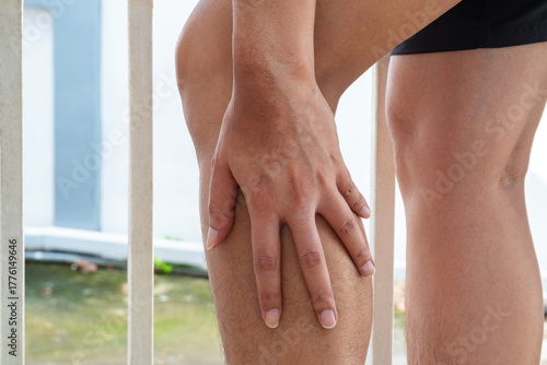 Fotografie Calf pain often signals muscle strain, cramping, or circulatory issues—especially after walking, exercise, or prolonged standing