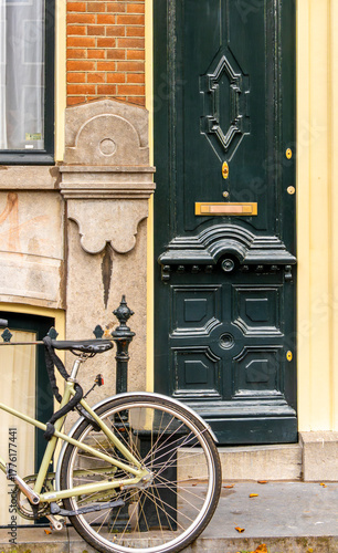 Architektur mit Stadthäusern, vielfältigen Fassaden  und kleinen Hauseingängen entlang der Grachten in Amsterdam, Niederlande