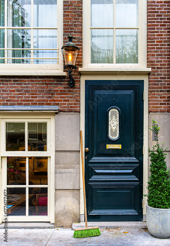 Architektur mit Stadthäusern, vielfältigen Fassaden  und kleinen Hauseingängen entlang der Grachten in Amsterdam, Niederlande