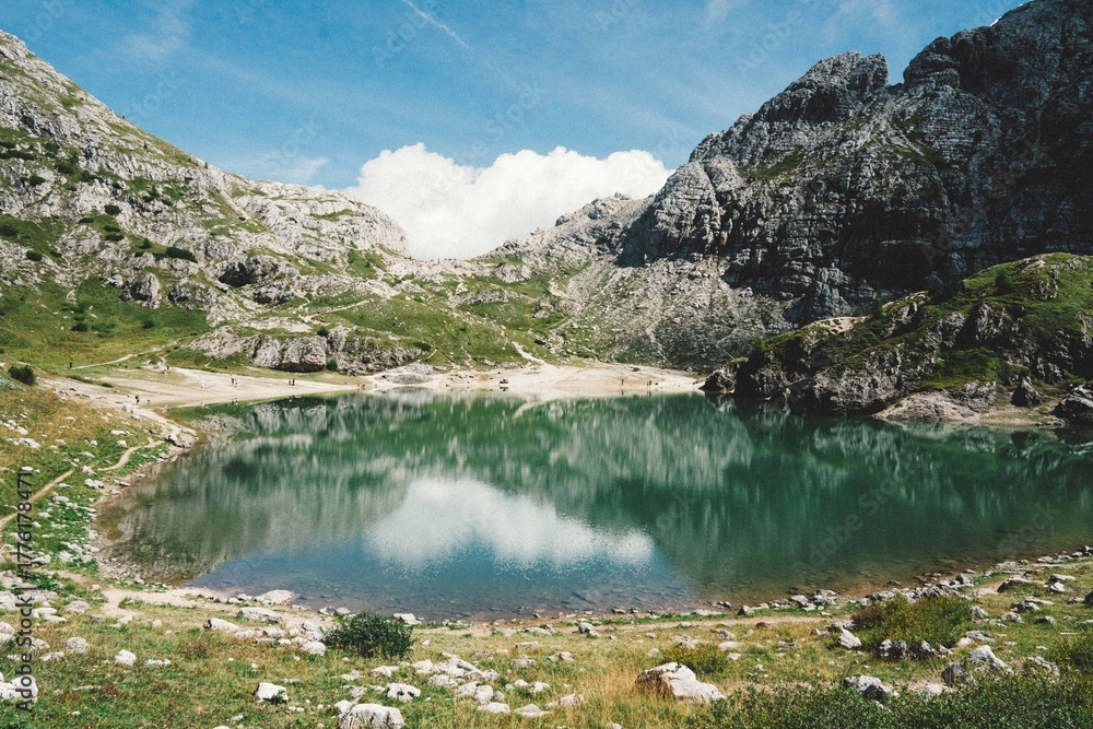 Obraz premium lake in the mountains