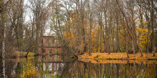 jesień, park pałacowy, arkadia, liście, budynki zabytkowe.  rośliny, polska, 