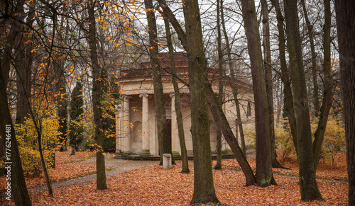 jesień, park pałacowy, arkadia, liście, budynki zabytkowe.  rośliny, polska, 