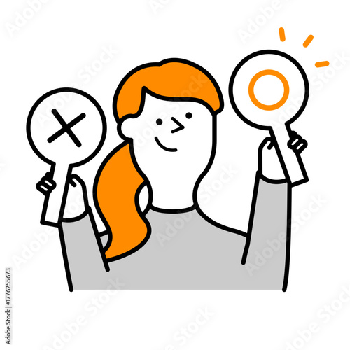 マルバツマークの札を出す笑顔の女性