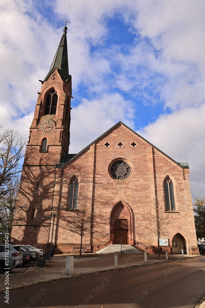 Fototapeta premium Historische Kirche im Zentrum der Stadt St. Georgen im Schwarzwald