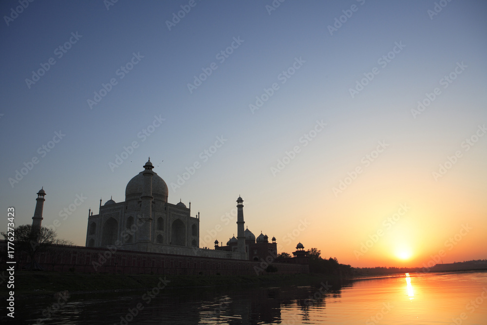 Fototapeta premium taj mahal at sunset