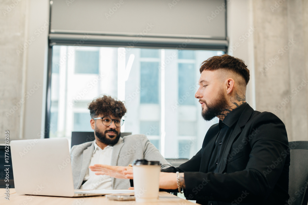 Obraz premium Diverse business professionals discussing project during office meeting
