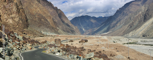Foto Sensational views of roads and landscape of Ladakh, India