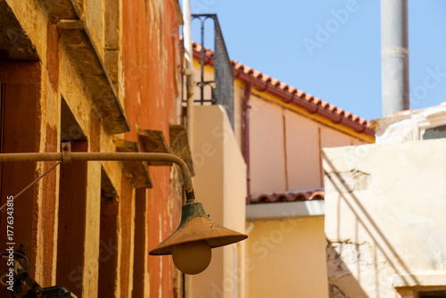 Lampioni stradali vintage, per i vicoli di una città dell'isola di Creta