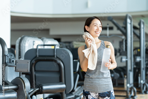 ジムでトレーニングするミドルの女性　撮影協力：スポーツクラブ&サウナスパ ルネサンス 幕張24