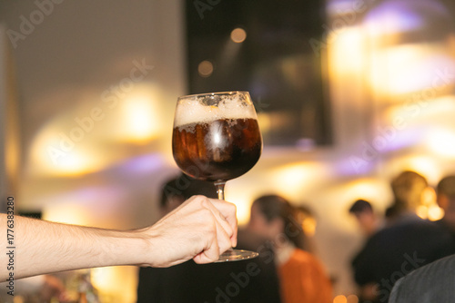 barman, barwoman, alcohol, fiesta, servir, atención, bebida, diversión, noche, beber, bar, mano, cerveza, champaña, restaurante, liquida, participación, brindis, boda, celebraciones, cocktail