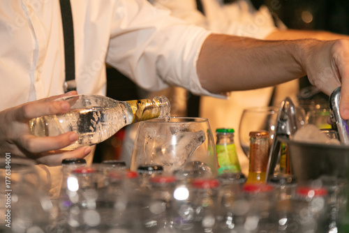 barman, barwoman, alcohol, fiesta, servir, atención, bebida, diversión, noche