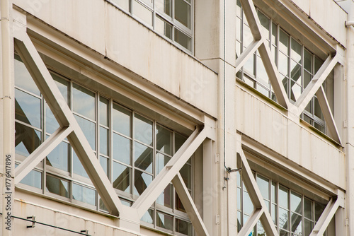 耐震補強された学校の校舎