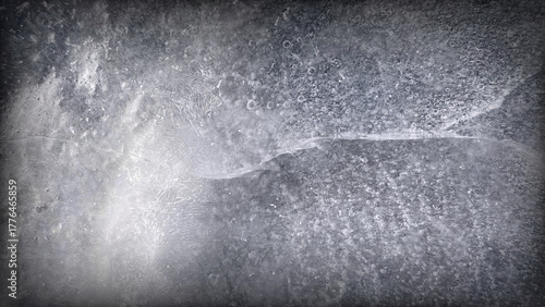 altes Eis mit einem Riss und Lufteinschlüssen