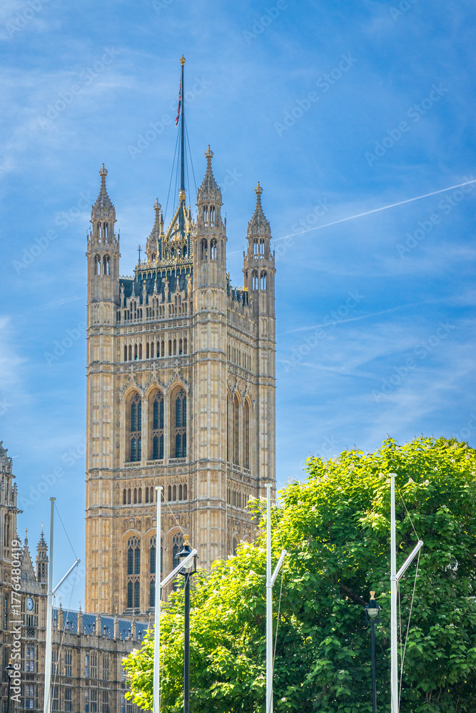 Fototapeta premium Victoria tower seen from Parliament Square Garden on a sunny day with blue sky in London