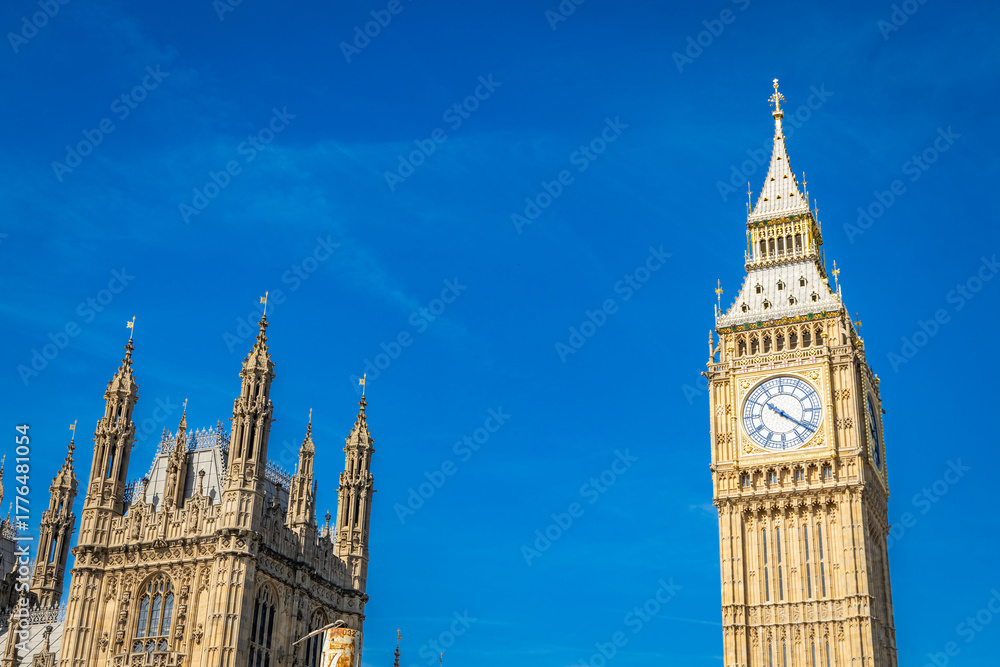Obraz premium Iconic view of Big Ben clock tower in London with clear sky background