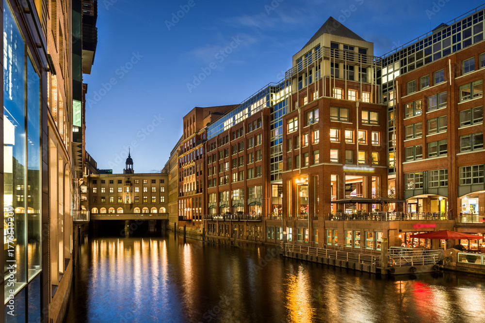Fototapeta premium City Hamburg Stadthausbrücke abends
