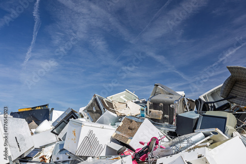 Canvastavla Junkyard Pile of Discarded Appliances and Furniture Under a Clear Blue Sky, Chao