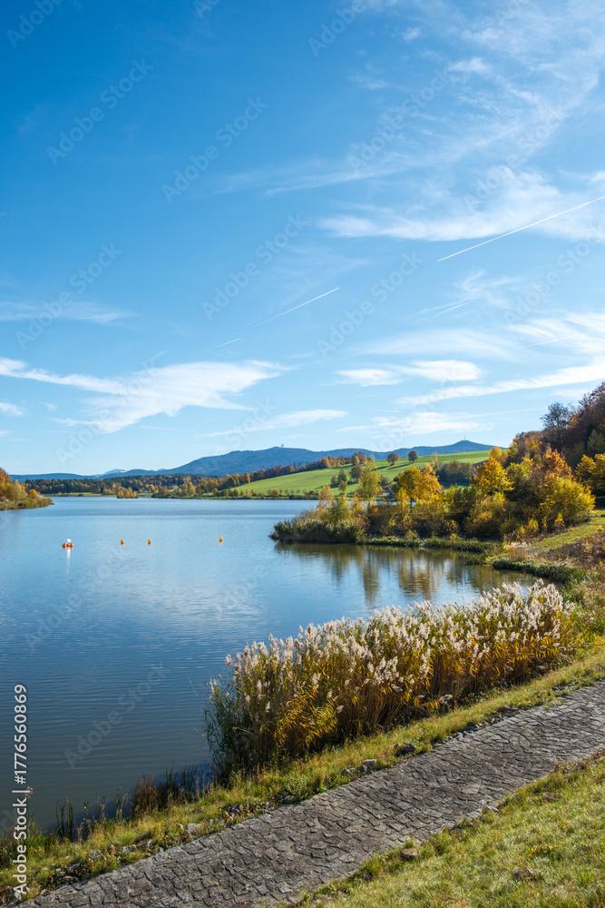 Fototapeta premium Der Drachensee bei Furth im Wald im Spätherbst