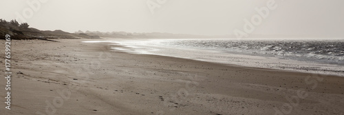 Fotografía Brouillard marin poussé par le vent vers la côte, lumière diffuse, plage déserte