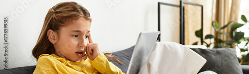 Foto Engaging in digital exploration at home, a Gen Alpha girl enjoys her casual day