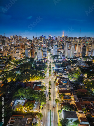Fotografia noturna aérea dramática da região dos Jardins e Itaim Bibi em São Paulo, Capital. Brasil 2025.