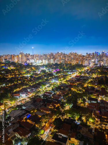 Fotografia noturna aérea dramática da região dos Jardins e Itaim Bibi em São Paulo, Capital. Brasil 2025.