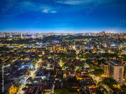 Fotografia noturna aérea dramática da região dos Jardins e Itaim Bibi em São Paulo, Capital. Brasil 2025.