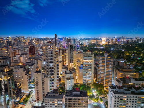 Fotografia noturna aérea dramática da região dos Jardins e Itaim Bibi em São Paulo, Capital. Brasil 2025.