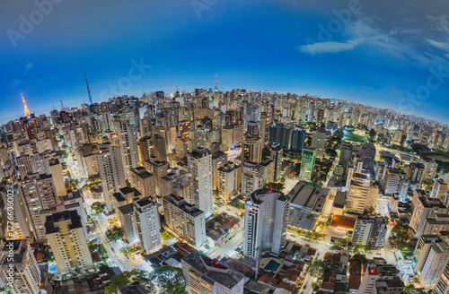 Fotografia noturna aérea dramática da região dos Jardins e Itaim Bibi em São Paulo, Capital. Brasil 2025. 
