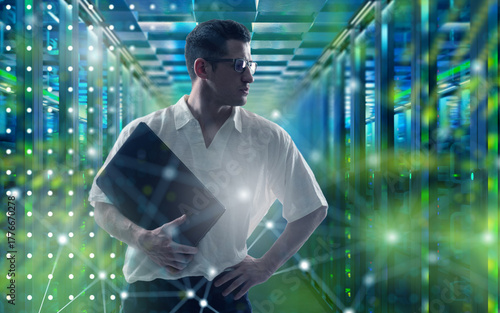 Data center engineer with l...