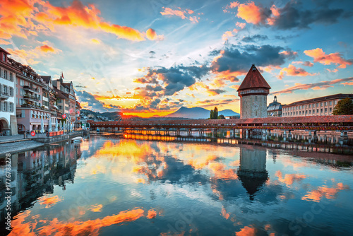 Papier peint wooden bridge in Luzern Swiss ,Old Europe city