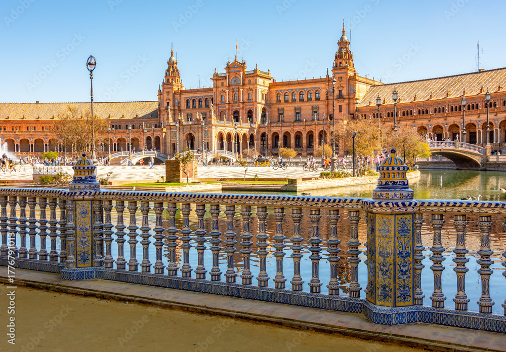 Obraz premium Architecture of Spain square in Maria Luisa park, Seville, Spain