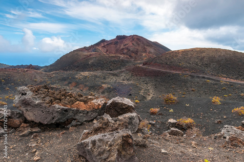 Erloschener Vulkan Krater mit dem Aschefeld herum und einzelnen Lavabrocken