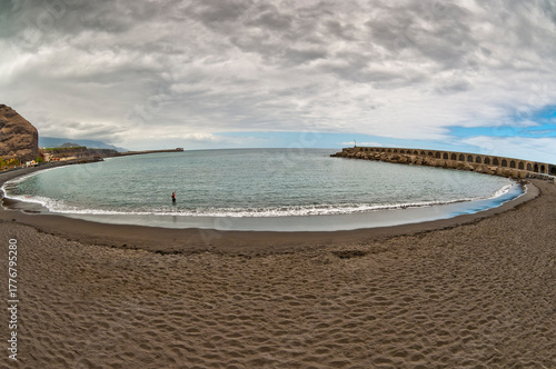 Langgezogener Strand mit dunklem Lavasand