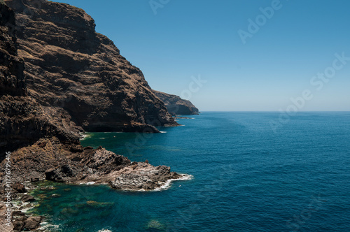 Vulkanische Steilküste am Meer in türkis blau