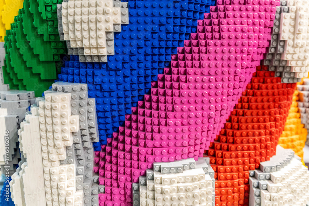 Naklejka premium London, UK: abstrakte Nahaufnahme von einem Regenbogen mit Wolken aus Legosteinen