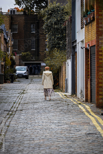 Wallpaper Mural eine Dame mit Hut geht eine enge Gasse in London entlang Torontodigital.ca
